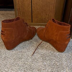 TOMS Women's Wedge Boots - Tan Suede